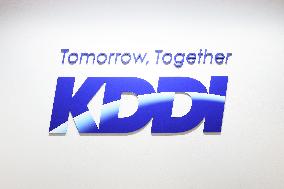 KDDI signboard and logo